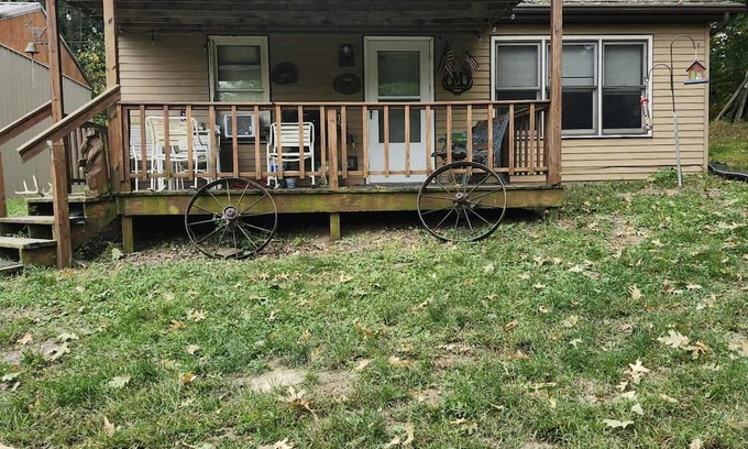 Gerlaw Cabin | Lazy Oaks: Charming cabin on pond with A/C in delightful Little York, Illinois