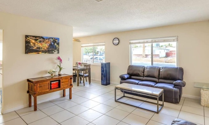 Chinatown House | 376) Modern Home - sleeps 6!