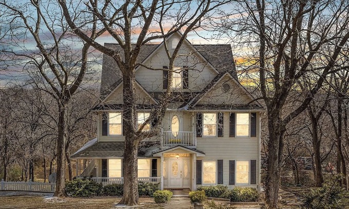 Tulsa House | Beautiful Farmhouse Peaceful Retreat Tulsa Hills