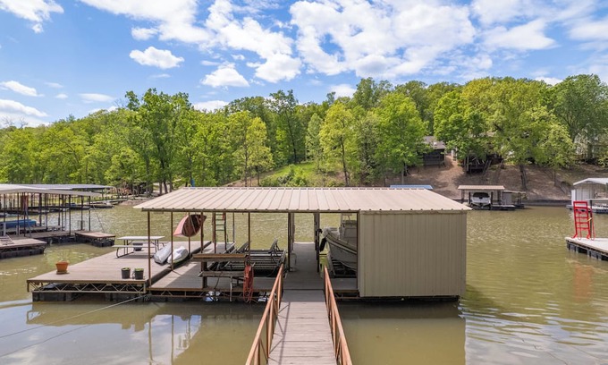 Camdenton House | Moss Hollow - Four bedroom house in quiet cove!
