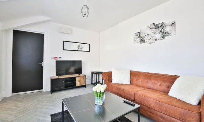 Cwmbrwla Apartment | Cosy & Stylish 2 Bedroom Apartment