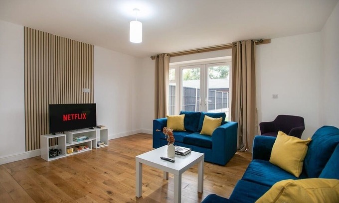 Leicester House | 5-Br House, Sleeps 9, Free Parking, Monthly Saving