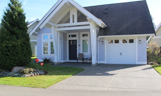 Regional District of Nanaimo House | Stunning 4 Bedroom Cottage by the Beach