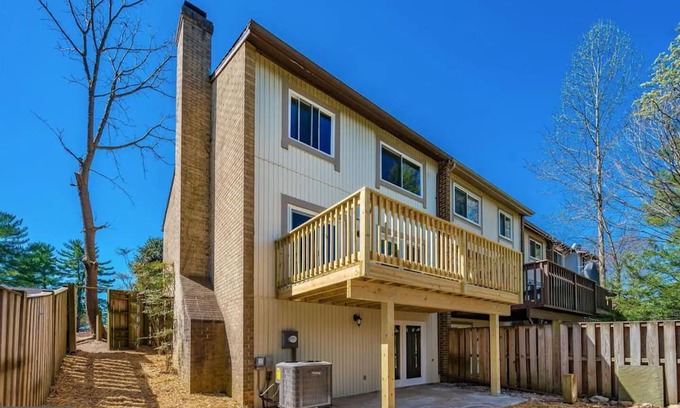 Montgomery Village House | 3-bedroom townhome in Gaithersburg with WiFi, AC, Meditation Room Close to DC