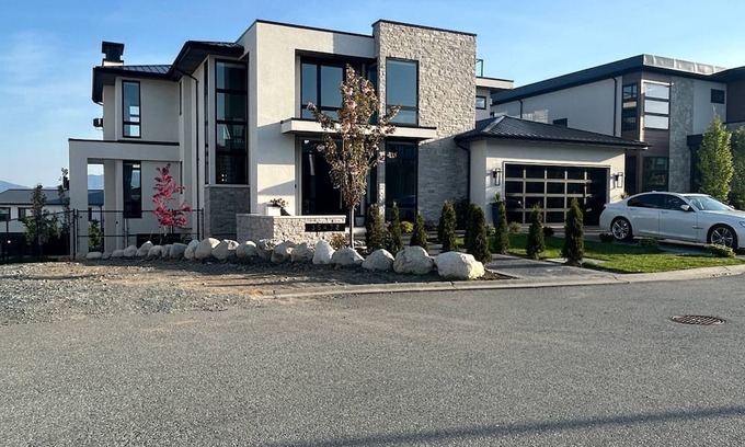 Lower Sumas Mountain Bed & Breakfast | Luxury Suite situated on top of mountain in a prestigious location.
