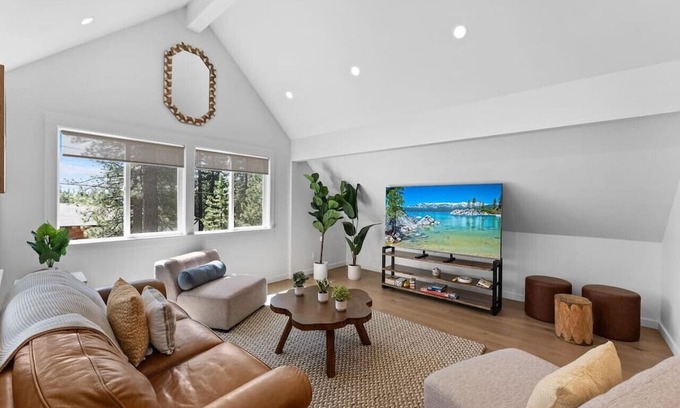 Brockway House | Walk to Speedboat Beach