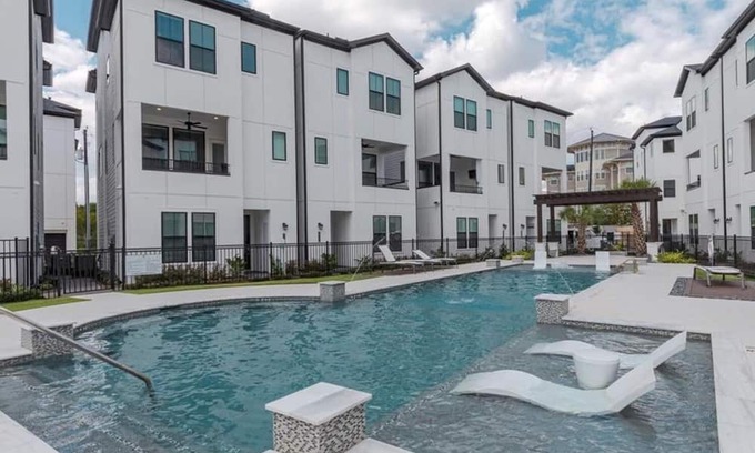 South Main House | Welcoming 3-bedroom townhome in Heart of Houston