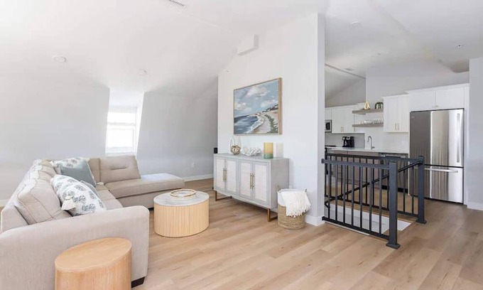 Newport House | Downtown Newport Penthouse