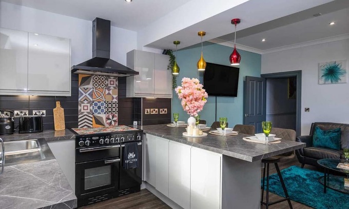 Stoke-on-Trent House | 5* Open Plan - Business, Leisure, Relocation, Convenient, Parking, Alton Towers