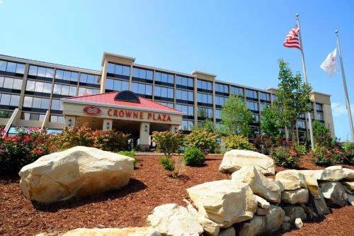Middleburg Heights Hotel | Crowne Plaza Cleveland Airport