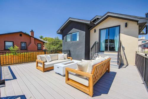 Los Angeles House | 4BD LA Villa with Jacuzzi Sauna and Outdoor Bliss
