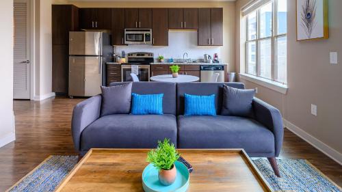 Downtown Apartment | Viagem Beautiful and Spacious 1BR with Gym and Pool