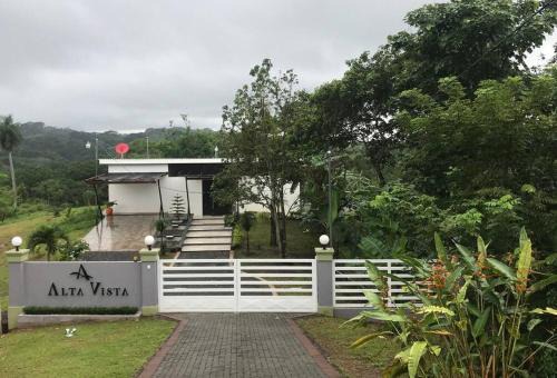 Esparza House | Agradable casa con piscina y vistas panorámicas.