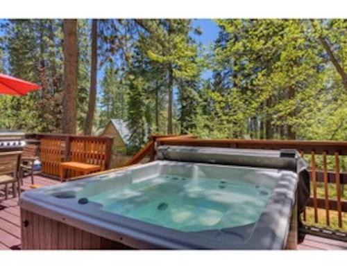 Brockway House | Cozy Pet-Friendly Cabin with Hot-Tub Walk to Lake Tahoe Beach